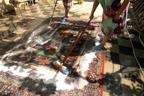 Lavage, Nettoyage & Séchage à l'ancienne de tapis d'Orient Paris IIIe arrondissement du Temple